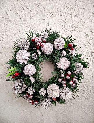 Венок рождественский (белые шишки)