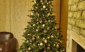 У искусственной ели отсутствует запах хвои - считаем это плюсом!